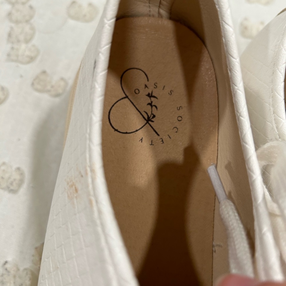 White basic shoe - Picture 3 of 3